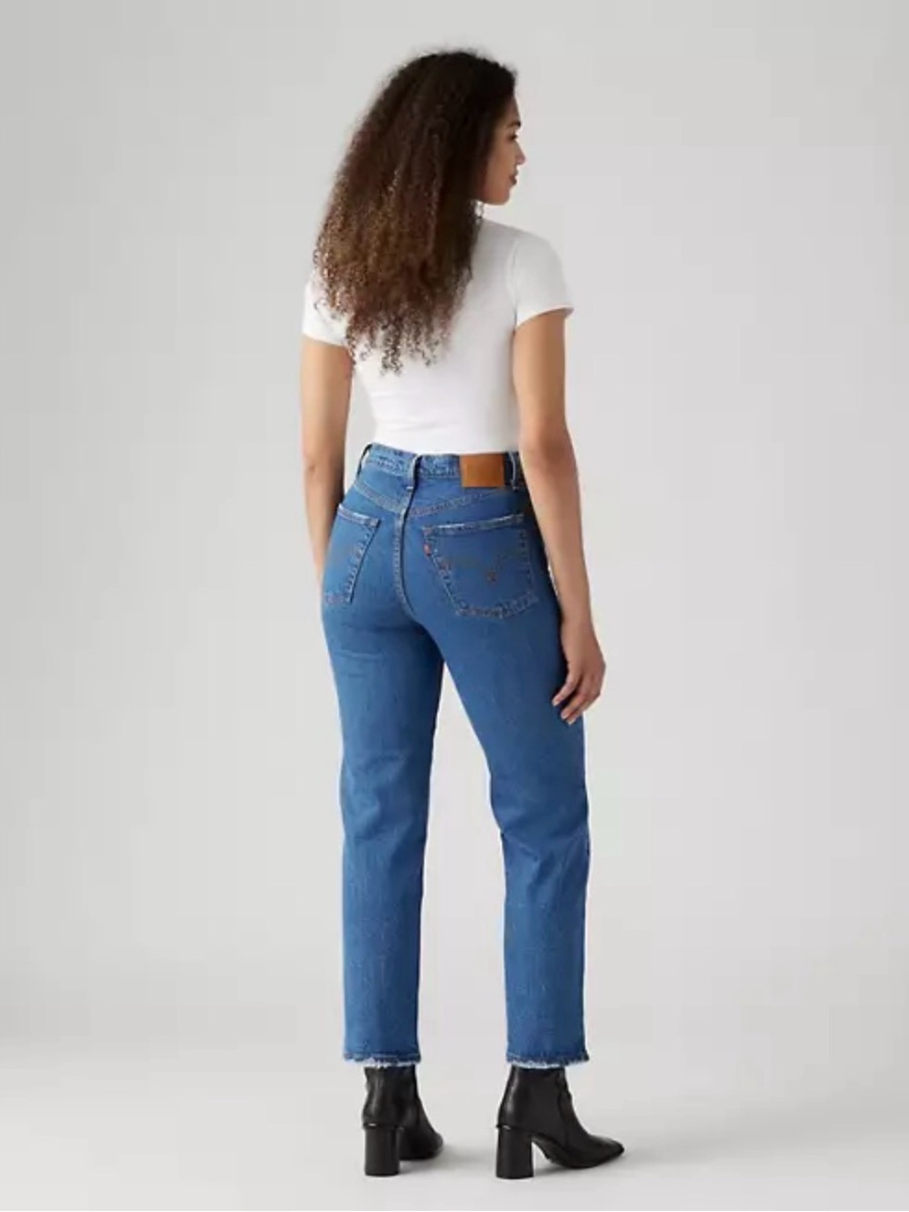 Levi’s Ribcage Straight Leg Jean in Medium Blue Wash